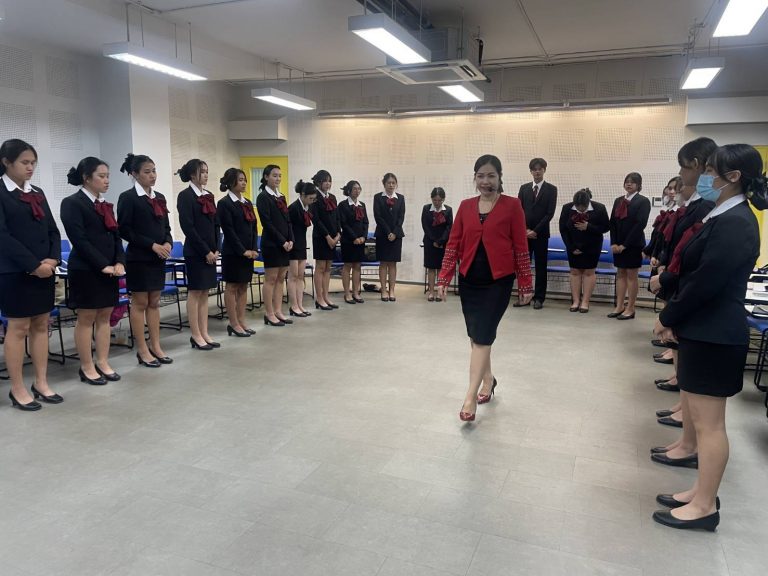 คณะมนุษยศาสตร์ฯ จัดอบรมในหัวข้อ “มารยาทและบุคลิกภาพเพื่อความสำเร็จสำหรับงานธุรกิจบริการ” ให้แก่นักศึกษาชั้นปีที่ 2 สาขาวิชาภาษาจีนเพื่องานบริการ โดยได้รับเกียรติจาก ผศ.ดร.วรกมล วงษ์สถาปนาเลิศ อาจารย์ประจำหลักสูตรภาษาและวัฒนธรรมไทย เป็นวิทยากร