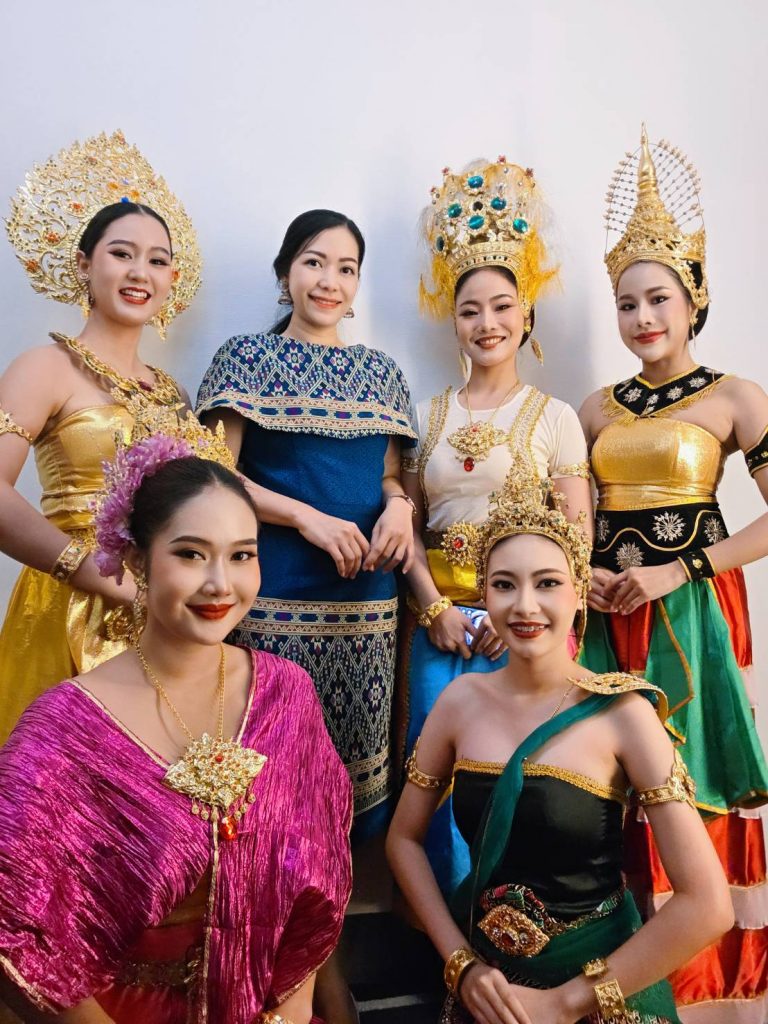 ผศ. ดร.วรกมล วงษ์สถาปนาเลิศ ได้รับเชิญให้จัดการแสดงในงานเลี้ยง “Distributors Appreciation Night” โดยมีตัวแทนจากประเทศต่าง ๆ ทั่วโลกเข้าร่วมงาน