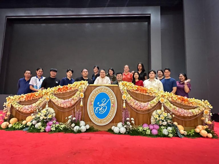 การจัดตกแต่งแท่นซ้อมรับปริญญา ของบัณฑิต มหาบัณฑิต และดุษฎีบัณฑิต
