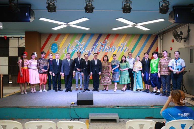 หลักสูตรภาษาและวัฒนธรรมไทยคณะมนุษยศาสตร์และสังคมศาสตร์ จัดกิจกรรม “ร้อง เต้น เล่น เรียนรู้” ครั้งที่ 11 เมื่อวันพุธที่ 16 กรกฎาคม 2568 ณ ลานเวทีเฟื่องฟ้า
