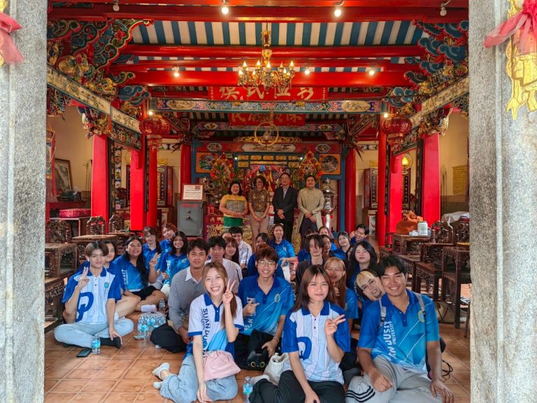 ผู้ช่วยศาสตราจารย์ ดร.ดวงกมล อัศวมาศ ผู้จัดโครงการ เปิดโลกภาษาและวัฒนธรรมไทย กิจกรรมที่ 1 “ศึกษาและเรียนรู้เส้นทางประวัติศาสตร์ในพื้นที่ดุสิต