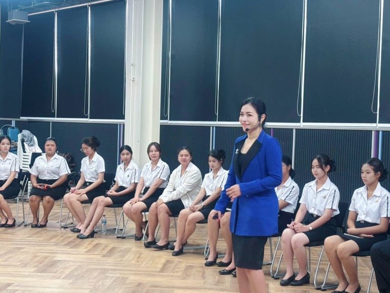 ผู้ช่วยศาสตราจารย์ ดร.วรกมล วงษ์สถาปนาเลิศ  อาจารย์ประจำหลักสูตรศิลปศาสตรบัณฑิต สาขาวิชาภาษาและวัฒนธรรมไทย ได้รับเชิญเป็นวิทยากรอบรมเชิงปฏิบัติเรื่อง “การสื่อสารเพื่อส่งเสริมบุคลิกภาพนักศึกษาครู”