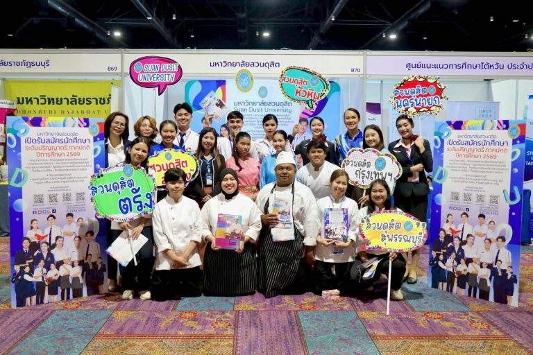 นางสาวประดุจเพชร รุประมาณ และ นางสาวปุณญาพร ภู่ระหงษ์ เป็นตัวแทนหลักสูตรภาษาและวัฒนธรรมไทย คณะมนุษยศาสตร์และสังคมศาสตร์ เข้าร่วมกิจกรรม “ตลาดนัดหลักสูตรอุดมศึกษา ครั้งที่ 27” กับทีมงานกองประชาสัมพันธ์