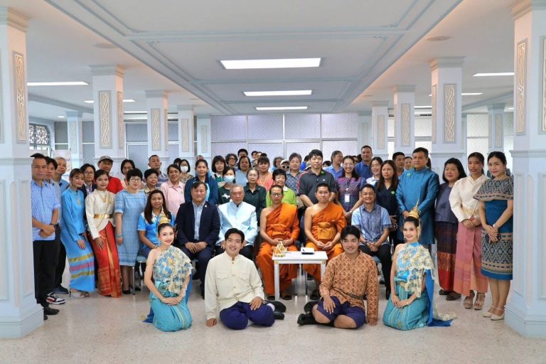 ผู้ช่วยศาสตราจารย์ ดร.ดวงกมล อัศวมาศ ผู้ช่วยศาสตราจารย์ ดร.วรกมล วงษ์สถาปนาเลิศ ผู้ช่วยศาสตราจารย์ ปริศนา ฟองศรันย์ และผู้ช่วยศาสตราจารย์ ดร.สาระ มีผลกิจ ประธานฝ่ายทำนุบำรุงศิลปะและวัฒนธรรม โรงเรียนการท่องเที่ยวและการบริการ ได้ส่งนักศึกษาหลักสูตรภาาาและวัมนธรรมไทย เข้าร่วมกิจกรรมเดินทอดน่อง ล่องนที ยลของดีที่ดุสิต เมื่อวันอาทิตย์ที่ 3 สิงหาคม พ.ศ. 2568