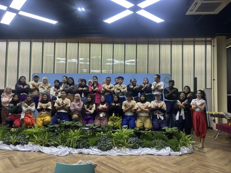 ผศ.ดร.วรกมล วงษ์สถาปนาเลิศ อาจารย์หลักสูตรภาษาและวัฒนธรรมไทย ได้เชิญเป็นวิทยากรบรรยายและสอนนาฏศิลป์ไทย ในกิจกรรมแลกเปลี่ยนศิลปวัฒนธรรม