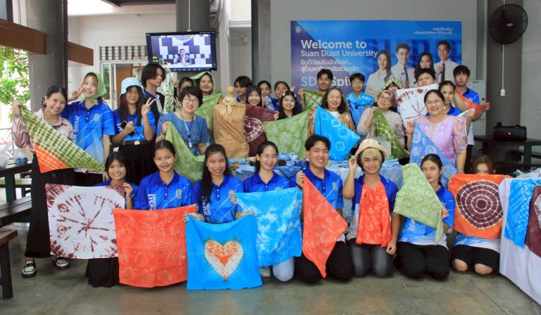 โครงการเปิดโลกภาษาและวัฒนธรรมไทย จัดโดย หลักสูตรภาษาและวัฒนธรรมไทย คณะมนุษยศาสตร์และสังคมศาสตร์ นำโดย ผศ.ดร.เอกชัย พุมดวง และ ผศ.ดร.ยุสนีย์ โสมทัศน์ อาจารย์ผู้รับผิดชอบหลักสูตรภาษาและวัฒนธรรมไทย