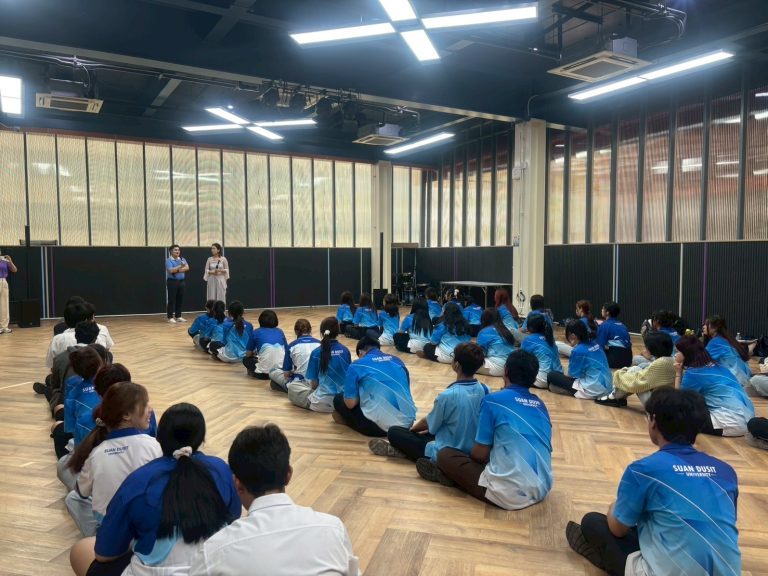 หลักสูตรภาษาและวัฒนธรรมไทย คณะมนุษยศาสตร์และสังคมศาสตร์ ได้ส่งนักศึกษาเข้าร่วมกิจกรรม“สัมผัสศิลปะการวาดภาพ การเขียนด้วยพู่กันจีน นาฏศิลป์จีน และกังฟูจีน”