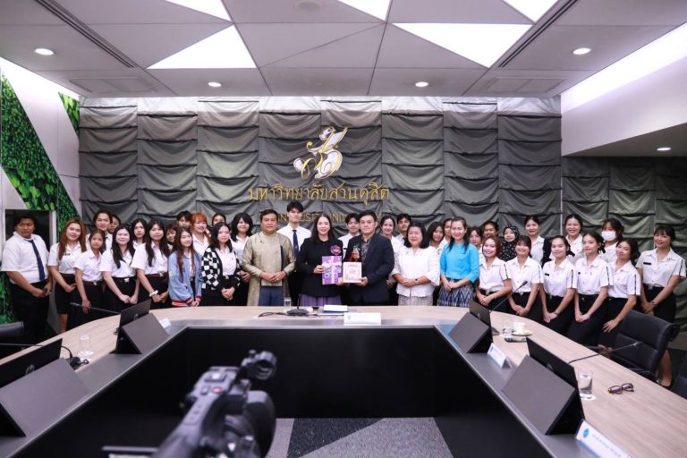 เมื่อวันที่ ๑๒ กันยายน​ พ.ศ.๒๕๖๘ ณ ศาลาชื่น​อารมณ์​ มหาวิทยา​สวน​ดุสิต ผศ.ดร.ดวงกมล​ อั​ศว​มา​ศ​ ประธาน​หลักสูตร​ภาษา​และวัฒนธร​รม​ไทย​ คณะมนุษย​ศาสตร์​และ​สังคม​ศาสตร์​ (ผู้ร่วมวิจัย) โดยมีนักศึกษา โรงเรียน​การ​ท่องเที่ยว​และการ​บริการ​ สาขาสหวิทยาการ​การ​ท่องเที่ยว​ ชั้นปีที่ ๑ ประกอบรายวิชาพระราช​สำนัก​ศึกษา​สมัย​รัตน​โกสินทร์​คณะครุศาสตร์​ สาขาประถมศึกษา​ วิชาโท​สังคมศึกษา​ ชั้นปีที่ ๓ ประกอบรายวิชาศาสนาและความ​สันติสุข​ และสาขาประถมศึกษา​ ชั้นปีที่ ๒ ประกอบรายวิชาวิธีวิทยาทางสังคม​ศาสตร์​ฯ เข้าร่วมฟัง