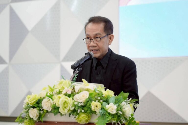 “นิราศหัวหินไม่สิ้นมนต์ขลัง” ประพันธ์โดย ผศ.สำเนียง ฟ้ากระจ่าง สาขาภาษาและวัฒนธรรมไทย คณะมนุษยศาสตร์และสังคมศาสตร์ หนึ่งในคณะกรรมการจัดทำ โครงการสารานุกรมไทยสำหรับเยาวชน โดยมีสมเด็จพระกนิษฐาธิราชเจ้า กรมสมเด็จพระเทพรัตนราชสุดา สยามบรมราชกุมารี เป็นองค์ประธานที่ปรึกษา กับบทสรุปกิจกรรม “หัวหินไม่สิ้นมนต์ขลังฯ” ของสถาบันขงจื่อ มหาวิทยาลัยสวนดุสิต สุพรรณบุรี ตามแบบฉันทลักษณ์ “นิราศ” โดยมี รศ.พัชรี สวนแก้ว รองอธิการบดีฝ่ายกิจการนักศึกษา เป็นผู้รับผิดชอบโครงการฯ ดำเนินการและประสานงานโครงการฯ โดย ผศ.ดร.สาระ มีผลกิจ สาขาสหวิทยาการการท่องเที่ยว ประธานฝ่ายทำนุบำรุงศิลปวัฒนธรรมและวัฒนธรรม โรงเรียนการท่องเที่ยวและการบริการ มหาวิทยาลัยสวนดุสิต