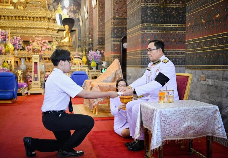 หลักสูตรภาษาและวัฒนธรรมไทย คณะมนุษยศาสตร์และสังคมศาสตร์ มหาวิทยาลัยสวนดุสิต ขอกราบขอบพระคุณ พลเอก ประยุทธ์ จันทร์โอชา ผู้แทนพระองค์ ที่ได้ให้เกียรติถวายมอบทุนการศึกษา “สมเด็จกรมพระปรมานุชิตชิโนรส” ประจำปี 2568 แก่ นายอดิศักดิ์ มูลมา นักศึกษาชั้นปีที่ 1 ผู้ได้รับการคัดเลือกจากความประพฤติดี มีความตั้งใจในการศึกษา และปฏิบัติตนสมควรเป็นแบบอย่างที่ดี การได้รับทุนในครั้งนี้นับเป็นเกียรติยศอันสูงสุดของนักศึกษา รวมถึงเป็นความภาคภูมิใจของหลักสูตรที่ได้เห็นศิษย์ก้าวหน้า บนเส้นทางแห่งการเรียนรู้และการสืบสานคุณค่าทางภาษาและวัฒนธรรมไทย จัดพิธีมอบทุนเมื่อวันที่ 11 ธันวาคม 2568 เวลา 16.00 น. ณ พระเจดีย์ศรีสุวรรณ วัดพระเชตุพนฯ (วัดโพธิ์)