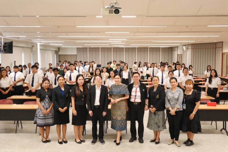 ผู้ช่วยศาสตราจารย์ ดร.วรกมล วงษ์สถาปนาเลิศ อาจารย์ประจำหลักสูตรภาษาและวัฒนธรรมไทย คณะมนุษยศาสตร์และสังคมศาสตร์ มหาวิทยาลัยสวนดุสิต ได้รับเชิญเป็นวิทยากรบรรยายในกิจกรรมเตรียมความพร้อมก่อนฝึกประสบการณ์วิชาชีพ ให้แก่นักศึกษาชั้นปีที่ 4 โรงเรียนกฎหมายและการเมือง จำนวน 140 คน ในหัวข้อ “การเตรียมความพร้อมด้านบุคลิกภาพ”การบรรยายมุ่งเน้นการเสริมสร้างความรู้และทักษะด้านบุคลิกภาพ การสื่อสาร การวางตัว และการสร้างความมั่นใจในการปฏิบัติงาน เพื่อเตรียมความพร้อมให้นักศึกษาก่อนเข้าสู่การฝึกประสบการณ์วิชาชีพและการทำงานในอนาคต กิจกรรมดังกล่าวจัดขึ้นเมื่อวันพุธที่ 10 มิถุนายน พ.ศ. 2569 เวลา 14.00–16.00 น. ณ ห้องประชุมใหญ่ 301 ชั้น 3 ศูนย์พัฒนาทุนมนุษย์ มหาวิทยาลัยสวนดุสิต โดยได้รับความสนใจและการมีส่วนร่วมจากนักศึกษาเป็นอย่างดี
